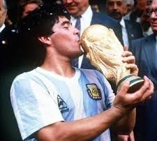 Maradona besando la copa