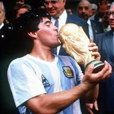 Maradona besando la copa