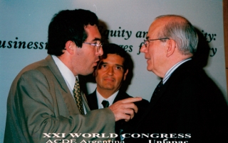 Marcelo Gullo discutiendo con  Michel Candessus (director del FMI) sobre el origen ilegítimo de la deuda externa argentina en la ciudad de Buenos Aires,  el 8 de mayo del 2002