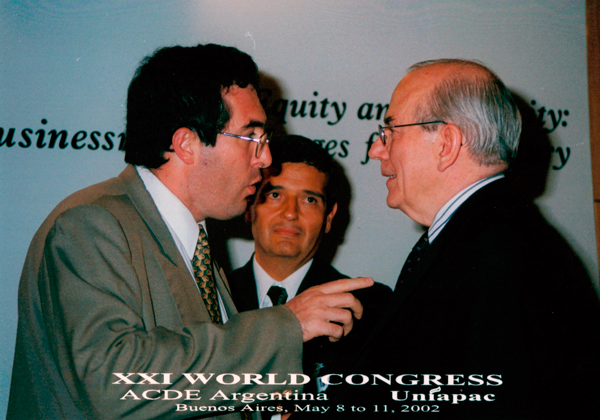 Marcelo Gullo discutiendo con  Michel Candessus (director del FMI) sobre el origen ilegítimo de la deuda externa argentina en la ciudad de Buenos Aires,  el 8 de mayo del 2002