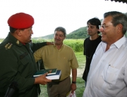 Horacio Ghilini y Mario Morant, dirigentes del SADOP entregando el libro La Insubordinación fundante de Marcelo Gullo al presidente Chávez