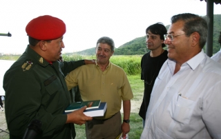 Horacio Ghilini y Mario Morant, dirigentes del SADOP entregando el libro La Insubordinación fundante de Marcelo Gullo al presidente Chávez